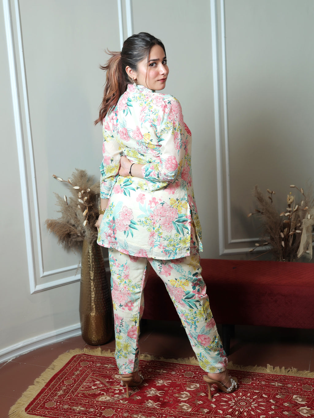 white schiffli multicolour Set